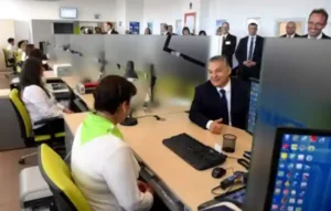 Orbán Viktor egy kormányablakban cukiskodik....nyakkendőben!