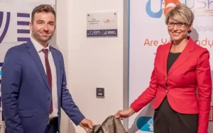 Kolossváry Tamás, a Széchenyi István Egyetem Győri Innovációs Parkjának központvezetője és Pazaurek Piros tiszteletbeli konzul leplezte le. (Fotó: Adorján András/Széchenyi István Egyetem)