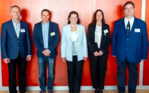 Horváth Zoltán, a Gépészmérnöki, Informatikai és Villamosmérnöki Kar dékánja, Erdős Ferenc, a konferencia szervezőbizottságának elnöke, Raffai Mária, a konferencia programbizottságának társelnöke, Kovács Katalin, az egyetem Informatika Tanszékének vezetője és Kosztyán Zsolt, a GIKOF és a konferencia programbizottságának elnöke. (Fotó: Adorján András/Széchenyi István Egyetem)