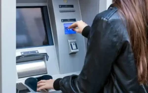 ATM automata - nő pénzt vesz fel